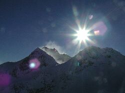 Starke Schneeverfrachtungen hllen die Berge in einen Staubmantel aus feinsten Schneekristallen